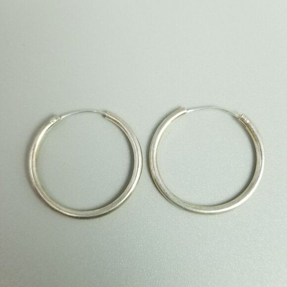 Vintage Sterling Silver Thin Hollow Tube Infinity Hoop Earrings, 1 Inch Size - Picture 7 of 8